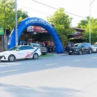 Mua xe tại Vĩnh Long: so xe xăng, hybrid và xe điện
